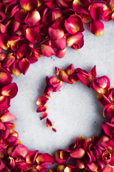 Лепестки роз на мраморном фоне, цветочный декор и свадебный уголок, праздничная открытка на заднем плане для приглашения на мероприятие, плоский дизайн — стоковое фото