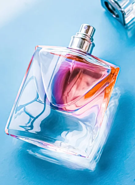 Parfém láhev na lesklém pozadí, sladká květinová vůně, půvab vůně a eau de parfum jako dárek na dovolenou a luxusní kosmetika značkový design — Stock fotografie