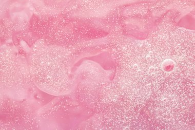 Soyut pembe sıvı zemin, boya sıçraması, girdap deseni ve su damlaları, güzellik jeli ve kozmetik doku, modern sihir sanatı ve lüks düz dizayn olarak bilim