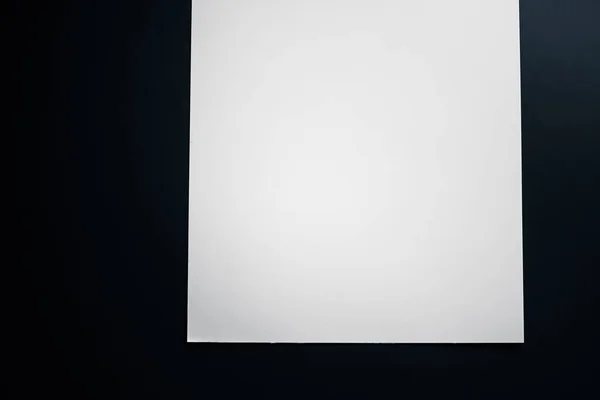 Blanco A4 papier, wit op zwarte achtergrond als kantoorbriefpapier, luxe branding flat lay en brand identity design voor mockup — Stockfoto