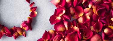 Mermer arka planda gül yaprakları, çiçek dekoru ve düğün örtüsü, davet için bayram tebrik kartı, düz dizayn