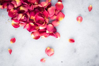 Mermer arka planda gül yaprakları, çiçek dekoru ve düğün örtüsü, davet için bayram tebrik kartı, düz dizayn