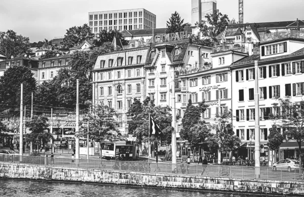 Zabytkowy monochromatyczny widok na zabytkowe ulice i budynki Starego Miasta w pobliżu głównego dworca kolejowego Zurich HB, Hauptbahnhof, szwajcarska architektura i cel podróży w Zurychu, Szwajcaria — Zdjęcie stockowe