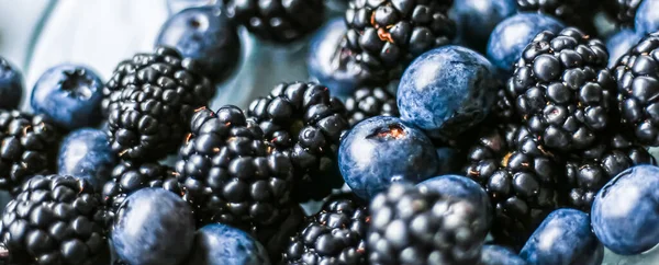 Blåbär och björnbär som frukt bakgrund, hälsosam mat och bärsaft, vegan mellanmål och kost näring — Stockfoto