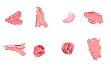 Mercan güzelliği kozmetik dokusu beyaz arka planda izole, lekeli makyaj emülsiyon kremi lekesi veya temel lekesi, ezilmiş kozmetik ürünler ve boya vuruşları