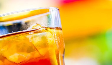 Bardakta limonlu buzlu çay açık havada soğuk taze içecek, yaz kokteyli veya tatlı meyve suyu, sokak yemeği ve restoran menüsü konsepti.