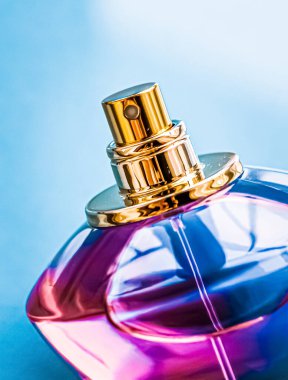 Parlak arka planda parfüm şişesi, tatlı çiçek kokusu, büyüleyici koku ve tatil hediyesi olarak da eau de parfum ve lüks kozmetik ürünleri markası tasarımı.