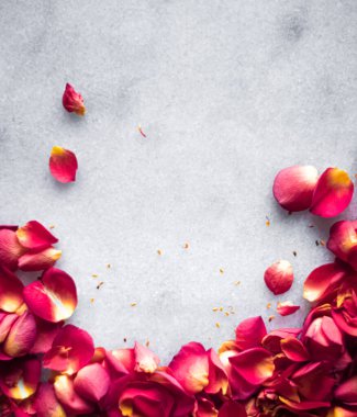 Mermer arka planda gül yaprakları, çiçek dekoru ve düğün örtüsü, davet için bayram tebrik kartı, düz dizayn