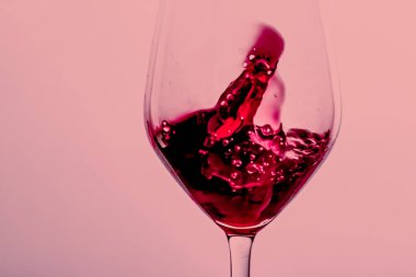 Kristal bardakta kırmızı şarap, alkol içeceği ve lüks aperatif, oenoloji ve ekolojik ürün