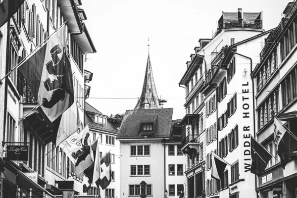 Vintage monochrome view of historic Old Town, shops and luxury stores near main downtown Bahnhofstrasse street, Swiss architecture and travel destination in Zurich, Switzerland — Stock Photo, Image