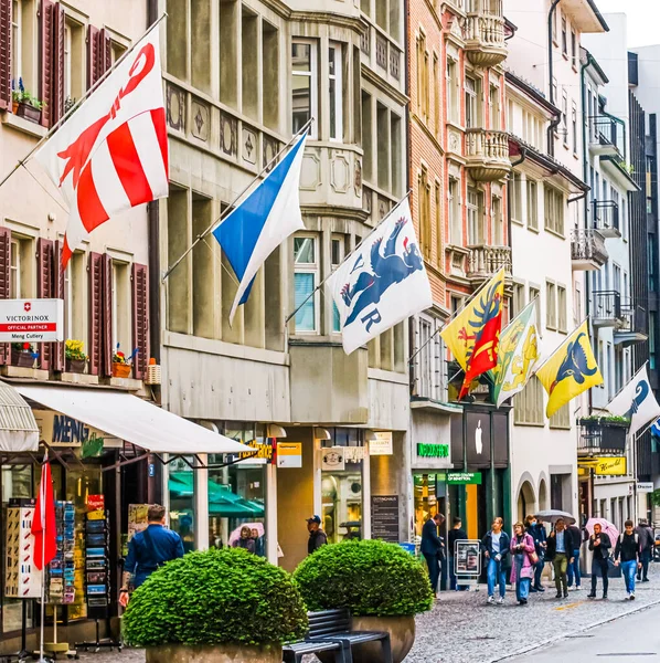 Bevásárlóutcák és történelmi óvárosi épületek, üzletek és luxusüzletek a Bahnhofstrasse fővárosának közelében, svájci építészet és utazási célpont Zürichben, Svájcban — Stock Fotó