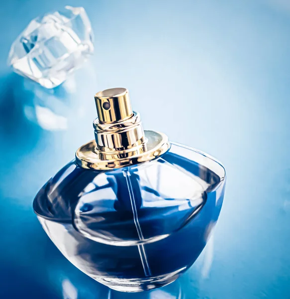 Eau de parfum pour homme, bouteille de parfum comme parfum vintage, eau de parfum comme cadeau de vacances, parfum de luxe marque présente — Photo