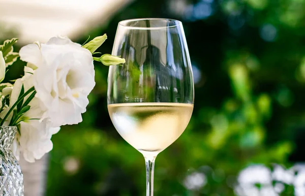 Vin blanc dans un restaurant de luxe sur la terrasse du jardin d'été, expérience de dégustation de vin à la cave dans le vignoble, visite gastronomique et voyage de vacances — Photo