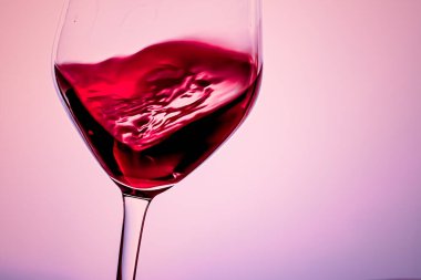 Kristal bardakta kaliteli kırmızı şarap, alkol içeceği ve lüks aperatif, oenoloji ve ekoloji ürünü.