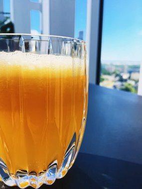 Sağlıklı içecek, meyve vitaminleri ve içecek menüsü, lüks restoranda taze portakal suyu açık hava, yemek servisi ve otel kahvaltısı konsepti.