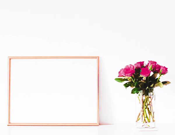 Moldura de ouro rosa em móveis brancos, decoração de casa de luxo e design para mockup, impressão de cartaz e arte imprimível, vitrine loja on-line — Fotografia de Stock