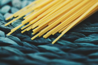 Tam buğday, çiğ spagetti, organik makarna.