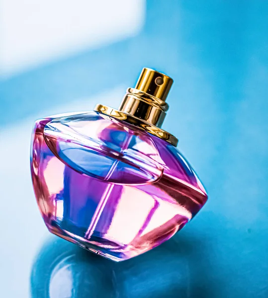 Parfümflasche auf glänzendem Hintergrund, süßer blumiger Duft, Glamour-Duft und Eau de Parfum als Urlaubsgeschenk und Luxuskosmetik Markendesign — Stockfoto