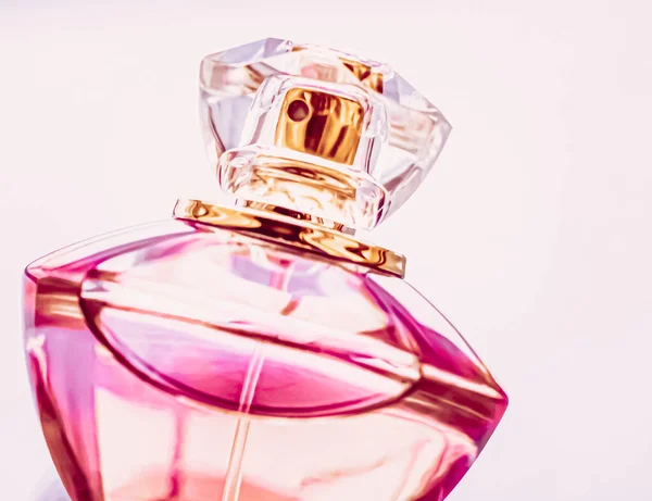 Parfum femme, flacon de parfum rose comme parfum vintage, eau de parfum comme cadeau de vacances, parfum de luxe marque présente — Photo