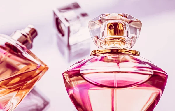 Damenparfüm, rosa Köln-Flasche als Vintage-Duft, Eau de Parfum als Urlaubsgeschenk, Luxus-Parfümeriemarke vorhanden — Stockfoto