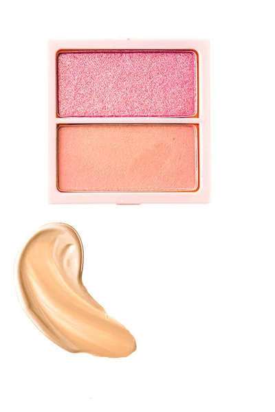 Oogschaduw poeder of blush make-up palet als platte lay, roze en oranje cosmetische vlek, oogschaduw en lipgloss geïsoleerd op witte achtergrond, cosmetica plat lay close-up en schoonheid make-up textuur — Stockfoto