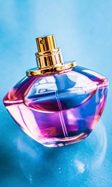 Parlak arka planda parfüm şişesi, tatlı çiçek kokusu, büyüleyici koku ve tatil hediyesi olarak da eau de parfum ve lüks kozmetik ürünleri markası tasarımı.