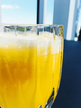 Sağlıklı içecek, meyve vitaminleri ve içecek menüsü, lüks restoranda taze meyve suyu açık hava, yemek servisi ve sağlıklı kahvaltı konsepti.