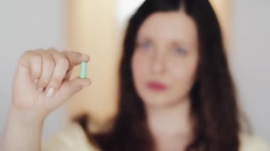 Bağışıklık sistemi ve sağlık sistemi, virüs enfeksiyonu tedavisi veya sağlıklı beslenme ve beslenme, bilim ve sağlık konsepti için ilaç, ilaç veya ilave hapı olan kadınlar