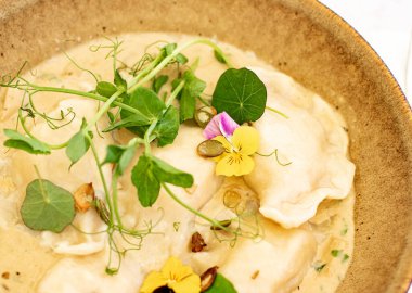 Geleneksel mutfak, aşçılık ve gurme seyahati, mantar soslu ev yapımı hamur tatlısı tarifi, Old Town 'daki lüks restoranda cips.