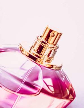 Kadın parfümü, eski parfüm olarak pembe kolonya şişesi, bayram hediyesi olarak eau de parfüm, lüks parfüm.