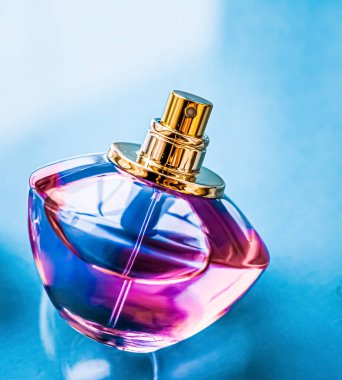 Parlak arka planda parfüm şişesi, tatlı çiçek kokusu, büyüleyici koku ve tatil hediyesi olarak da eau de parfum ve lüks kozmetik ürünleri markası tasarımı.