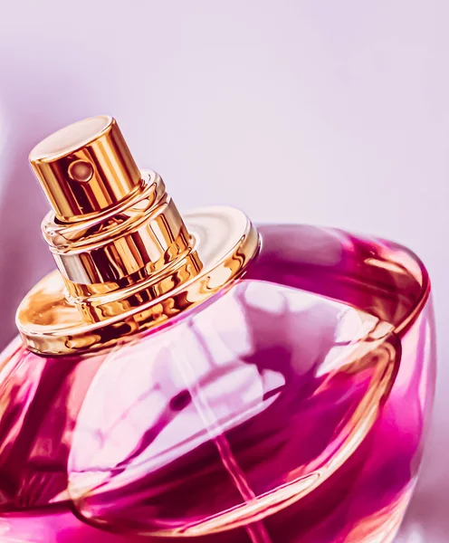 Profumo donna, bottiglia di colonia rosa come fragranza vintage, eau de parfum come regalo di festa, marchio di profumeria di lusso presente — Foto Stock