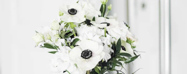 Bukett med blommor i vas och inredning detaljer, lyxig inredning — Stockfoto