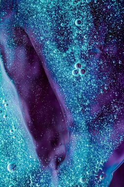 Soyut mor sıvı zemin, boya sıçraması, girdap deseni ve su damlaları, güzellik jeli ve kozmetik doku, modern sihir sanatı ve lüks düz dizayn olarak bilim