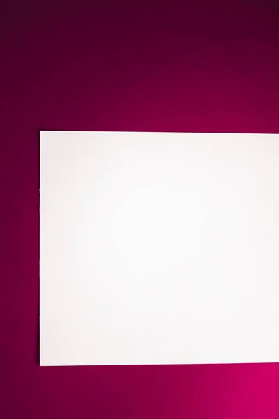 Papel A4 en blanco, blanco sobre fondo rosa como plano de papelería de oficina, diseño de identidad de marca de lujo y diseño de identidad de marca para maqueta — Foto de Stock