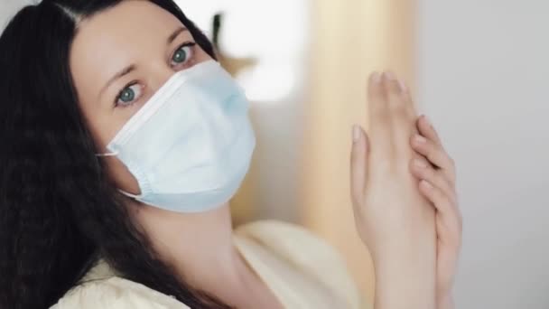 Wanita bertopeng wajah pelindung mencuci tangan dengan sabun pembersih, krim tangan atau antivirus, gel antibakteri sebagai kebersihan dalam pandemi coronavirus, pencegahan infeksi virus dan perlindungan kesehatan — Stok Video