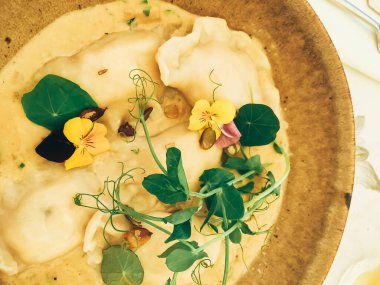 Geleneksel mutfak, aşçılık ve gurme seyahati, mantar soslu ev yapımı hamur tatlısı tarifi, Old Town 'daki lüks restoranda cips.