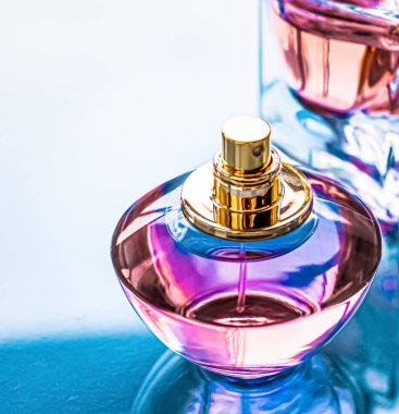 Parlak arka planda parfüm şişesi, tatlı çiçek kokusu, büyüleyici koku ve tatil hediyesi olarak da eau de parfum ve lüks kozmetik ürünleri markası tasarımı.