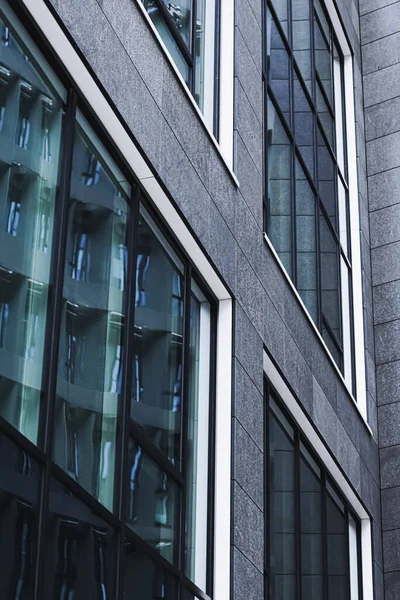 Edificio de oficinas corporativas en el distrito financiero, rascacielos moderno en el centro de la ciudad, negocios inmobiliarios comerciales y arquitectura contemporánea — Foto de Stock