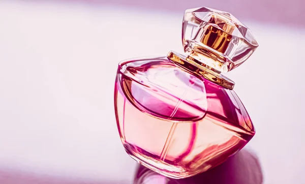 女性香水，粉色古龙水瓶作为复古香水，香水作为节日礼物，豪华香水品牌礼物 — 图库照片