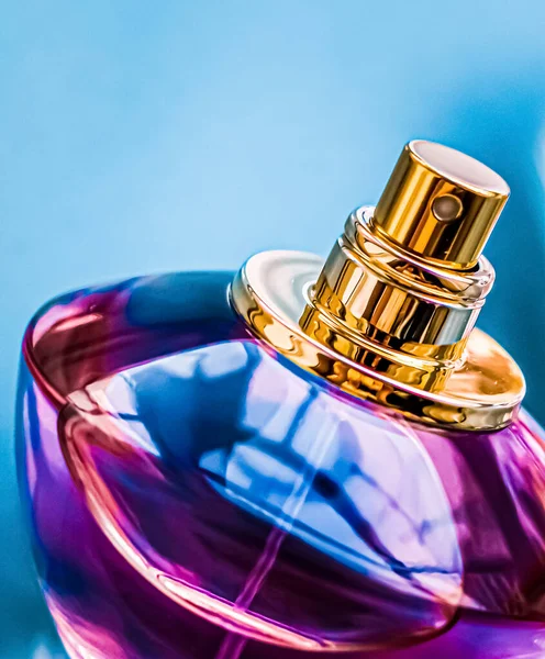 Frasco de perfume em fundo brilhante, aroma floral doce, fragrância glamour e eau de parfum como presente de férias e design de marca de cosméticos de beleza de luxo — Fotografia de Stock