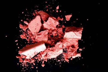 Ezilmiş kozmetik ürünleri, mineral organik göz farı, allık ve kozmetik tozu siyah zemin, makyaj ve güzellik afişi, düz dizayn