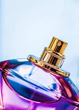 Parlak arka planda parfüm şişesi, tatlı çiçek kokusu, büyüleyici koku ve tatil hediyesi olarak da eau de parfum ve lüks kozmetik ürünleri markası tasarımı.