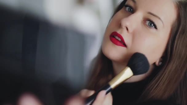 Idée glamour de maquillage de soirée, portrait visage d'une femme avec maquillage rouge à lèvres, vlogger beauté féminine, style chic français, maquillage et produit cosmétique — Video