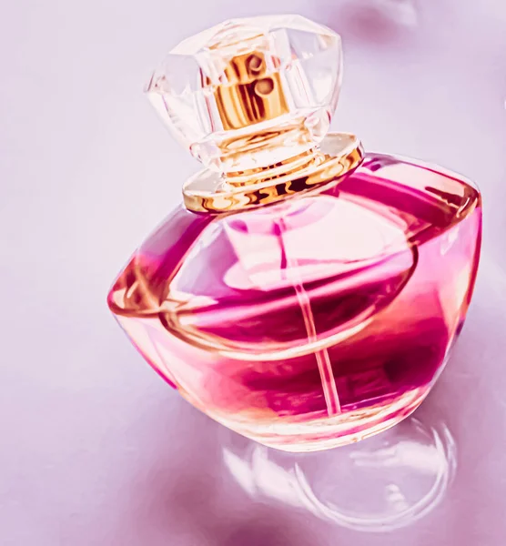 Dámské parfémy, růžová kolínská láhev jako vinobraní vůně, eau de parfum jako dárek k svátku, luxusní parfumerie značka dárek — Stock fotografie