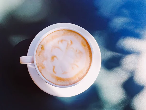 Cappuccino di luar kafe musim panas — Stok Foto