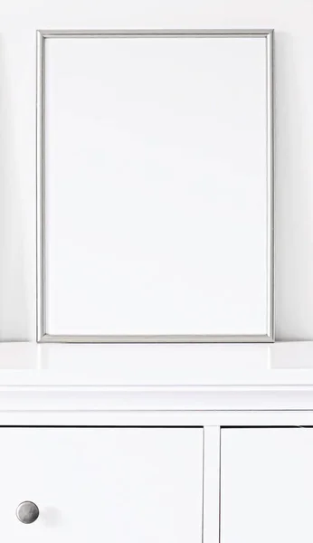 Ezüst keret fehér bútorok, luxus lakberendezés és design mockup, poszter nyomtatás és nyomtatható művészet, online bolt kirakat — Stock Fotó