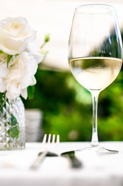 Lüks restoranda beyaz şarap, yaz bahçesi terasında şarap tatma deneyimi üzüm bağında gurme turu ve tatil seyahati.