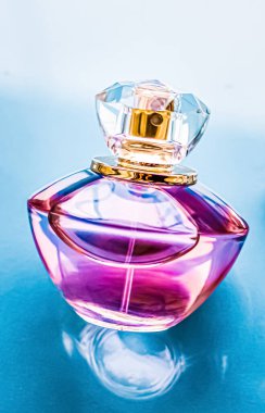 Parlak arka planda parfüm şişesi, tatlı çiçek kokusu, büyüleyici koku ve tatil hediyesi olarak da eau de parfum ve lüks kozmetik ürünleri markası tasarımı.