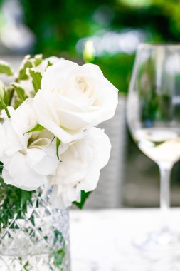 Düğün dekorasyonu, masa dekorasyonu ve çiçek güzelliği, lüks restoranda bir buket beyaz gül, yaz bahçesinden güzel çiçekler.